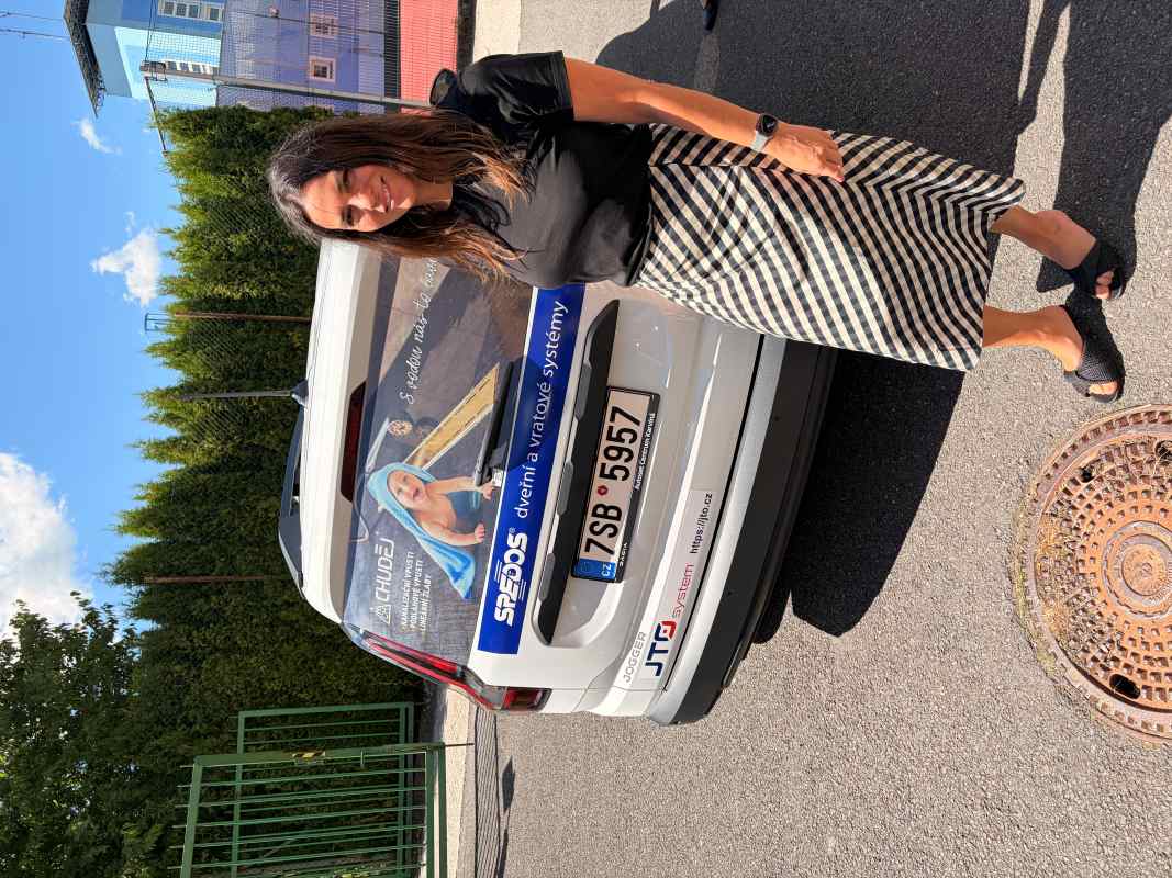 Předávání vozu za účasti jednatelky SPEDOS