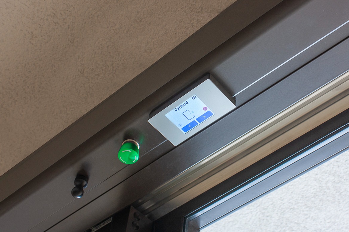 Na LCD displeji programového přepínače jsou signalizovány stavy automatických dveří.